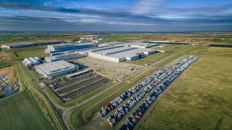 Rozbudowa zakładu Volkswagen Poznań we Wrześni nabiera tempa - rusza montaż konstrukcji nowych hal 